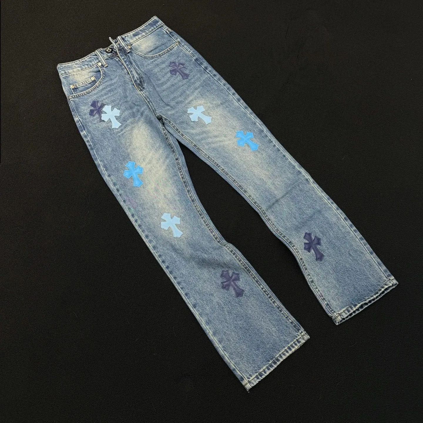 P280 Style number: D379 Chrome hearts CH grams new classic cross patch leather jeans Size: s-XXL (28 30 32 34 36) Color: washed blue Size reference 28 pants length 100 waist circumference 72 30 pants length 101 waist circumference 76 32 pants length 103 waist circumference 80 34 pants length 104 waist circumference 84 36 pants length 106 waist circumference 88